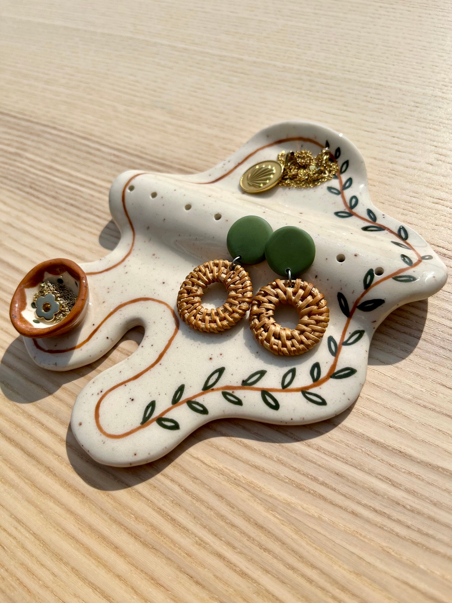 Leaves and Vines on Wavy Jewelry Tray