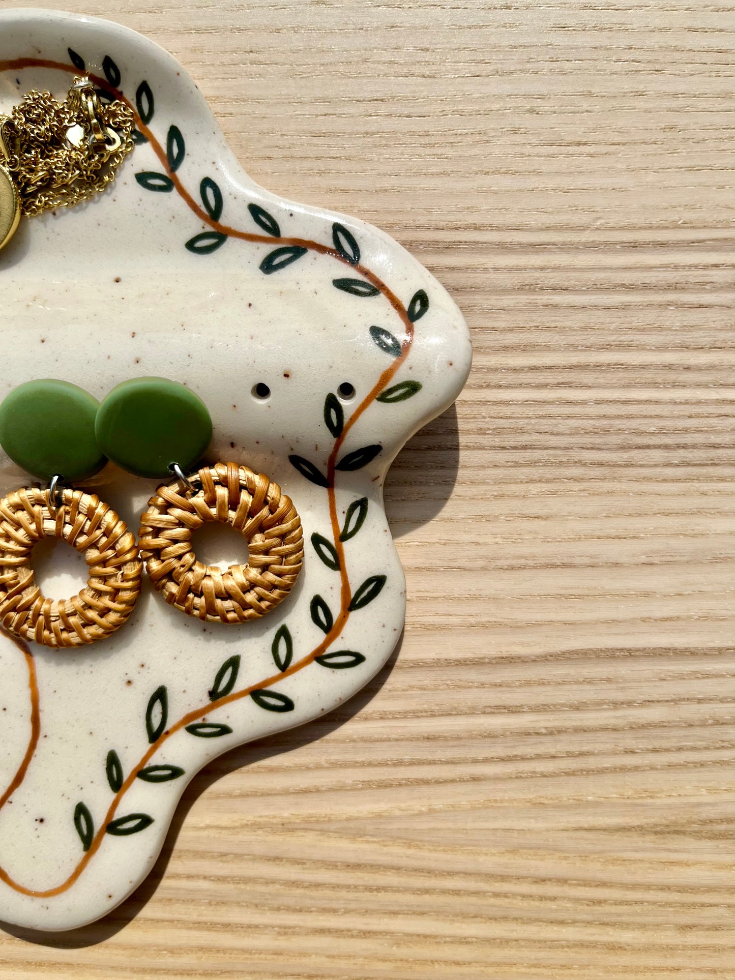Leaves and Vines on Wavy Jewelry Tray