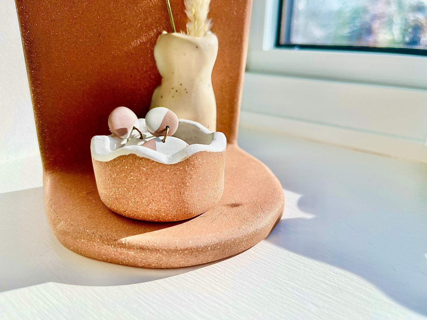 Cream Vase Jewelry Shelf & Pot