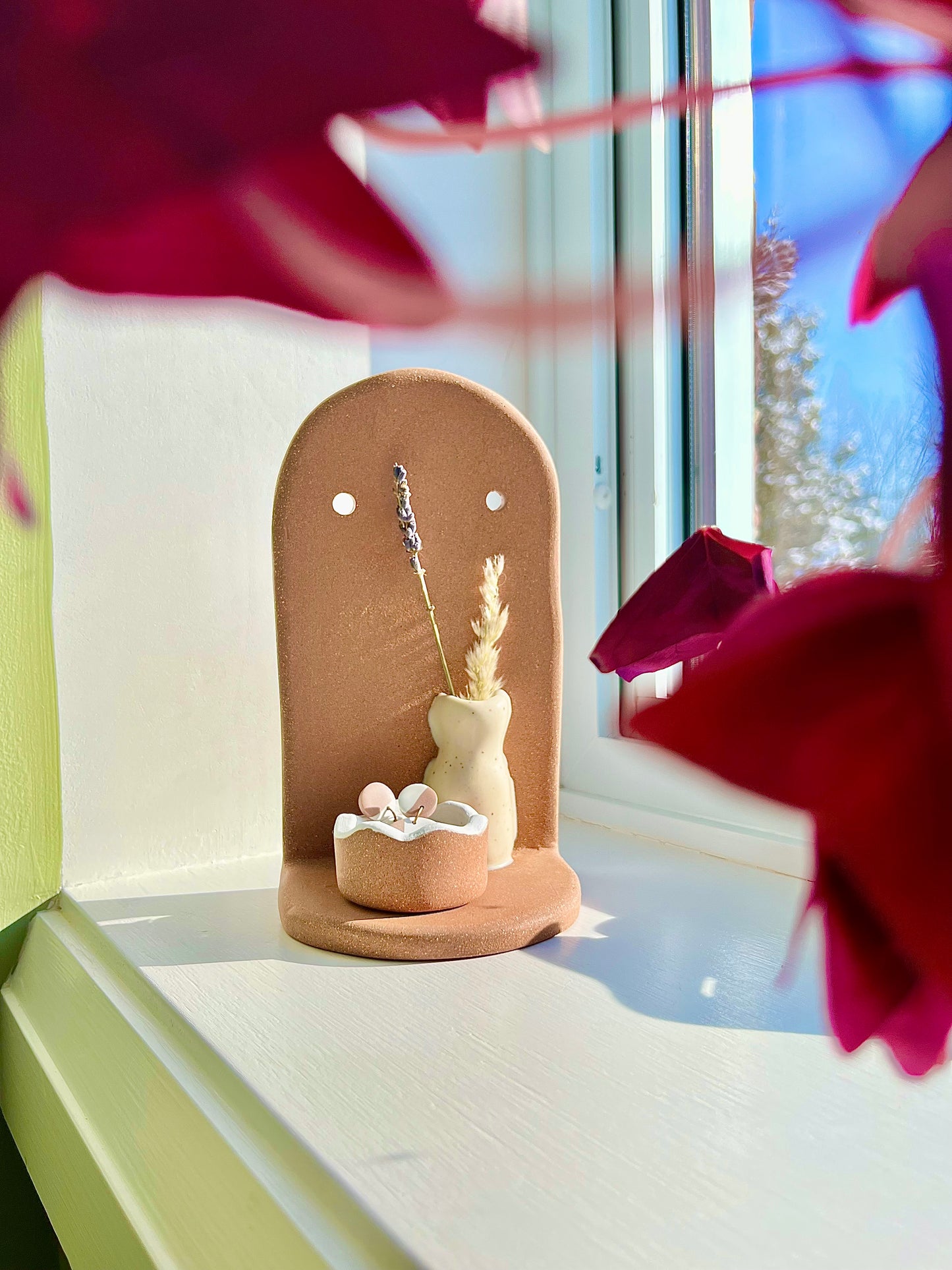 Cream Vase Jewelry Shelf & Pot